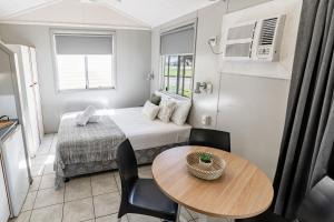 BIG4 Tasman Holiday Parks - Rowes Bay客房内的一张或多张床位