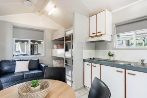 BIG4 Tasman Holiday Parks - Rowes Bay的厨房或小厨房