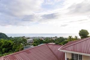 a view of the ocean from the roofs of houses at La Maison 29 in Roseau