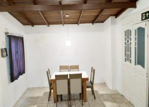 a dining room with white walls and a table and chairs at Pousada Central - Prox da Rodoviaria, Shoping Total, Hosp Santa Casa e Presidente Vargas in Porto Alegre