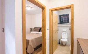 eine Tür zu einem Schlafzimmer mit einem Bett und einem WC in der Unterkunft Studio in Biograd na Moru - Biograd Riviera 45742 in Biograd na Moru
