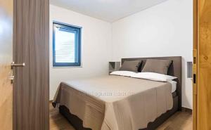 Schlafzimmer mit einem großen Bett und einem Fenster in der Unterkunft Studio in Biograd na Moru - Biograd Riviera 45742 in Biograd na Moru