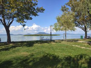 un parque con vistas al agua y a los árboles en Apartment in Balatonfenyves 45808, en Balatonfenyves