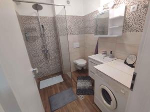 Un baño con ducha, inodoro y lavabo. en Apartment in Balatonfenyves 45808, en Balatonfenyves 34 fotos más