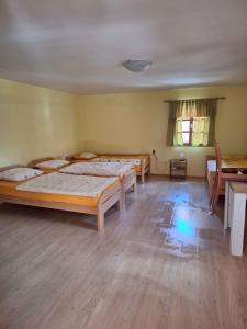 Habitación con 2 camas, mesa y ventana en Holiday home in Metlika - Kranjska (Krain) 45879, en Metlika