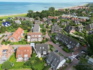 una vista aérea de un suburbio residencial con casas en Seehund en Schönberger Strand