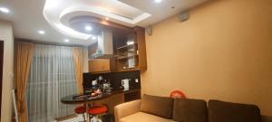 - un salon avec un canapé et une table dans l'établissement Classy! 2BR Medit2 West Jakarta, à Jakarta