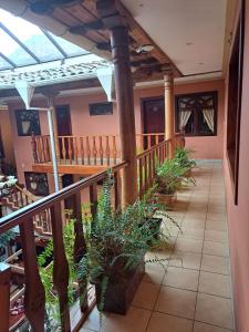 Un balcón de una casa con plantas. en Hotel Coronel, en Cuenca