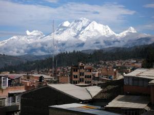 uma vista para uma montanha a partir de uma cidade com edifícios em Departamento Amoblado em Huaraz