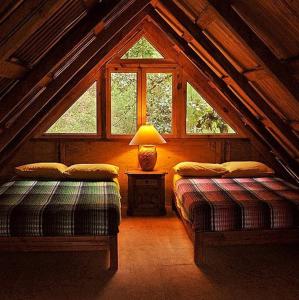 Habitación en el ático con 2 camas y ventana en Cabañas Rusticas De Zirahuen, en Zirahuén