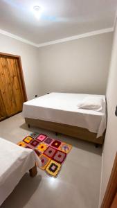 ラゴイーニャにあるRecanto Tereza Diasのベッドルーム1室(ベッド2台付)、