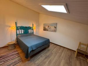 EstrelaにあるEstrela Villasの天窓付きの部屋にベッド1台が備わるベッドルーム1室があります。