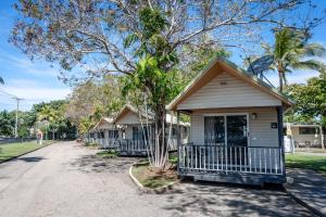 eine Reihe von Häusern auf einer Straße mit Palmen in der Unterkunft BIG4 Tasman Holiday Parks - Rowes Bay in Townsville