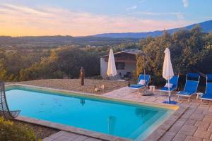 Bazén v ubytování Sunny Provence Getaway nebo v jeho okolí
