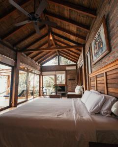 Entrada的住宿－Cerro Lobo，一间卧室配有一张大床和吊扇