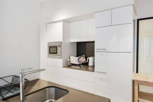 Kitchen o kitchenette sa Refined City Pad in Central Melbourne with Pool