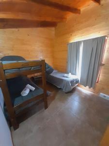 Habitación con 2 literas en una cabaña en Brisa de Patagonia- Maiten en Trevelín