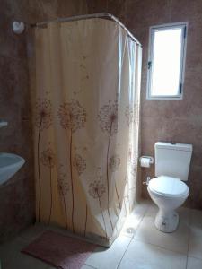 einen Duschvorhang im Bad mit WC in der Unterkunft Brisa de Patagonia- Maiten in Trevelín