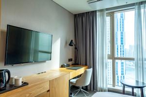 TV a/nebo společenská místnost v ubytování Centum Business Hotel