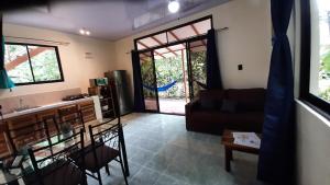 - un salon avec un canapé et une table dans l'établissement Casa Martina, à Cahuita