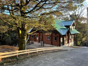 佐賀市にあるRental Cottage Forest Breathing - Vacation STAY 13733の緑の屋根の大きな木造キャビン