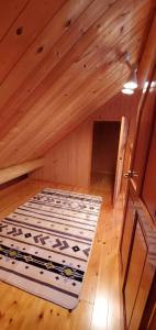 Camera mansardata con letto in legno. di Rental Cottage Forest Breathing - Vacation STAY 13733 a Saga