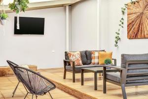 تلفاز و/أو أجهزة ترفيهية في Breezy B on the Esplanade with Direct Beach Access
