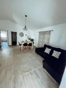 ein Wohnzimmer mit einem Sofa und einem Tisch in der Unterkunft Casa Dom Simões in Aljezur