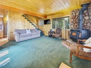 TV a/nebo společenská místnost v ubytování Totem Pole Lodge