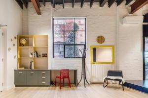 Χώρος καθιστικού στο Fitzroy Thrills in MacRobertson Factory Conversion