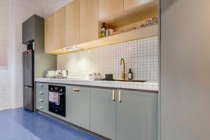 Η κουζίνα ή μικρή κουζίνα στο Fitzroy Thrills in MacRobertson Factory Conversion