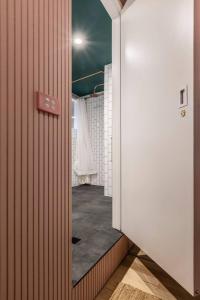 Ένα μπάνιο στο Fitzroy Thrills in MacRobertson Factory Conversion