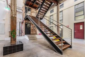 Φωτογραφία από το άλμπουμ του Fitzroy Thrills in MacRobertson Factory Conversion στη Μελβούρνη