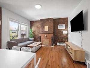 sala de estar con sofá y TV en Shadyside, Pittsburgh, Modern and Cozy 1 Bedroom Unit3 with Free Parking en Pittsburgh