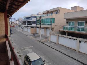 een auto geparkeerd in een straat naast sommige gebouwen bij Casa de Praia completa em Cabo Frio 6 para até 5 pessoas in Cabo Frio