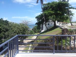 un conjunto de escaleras que conducen al océano en Coco Resort Samana en Santa Bárbara de Samaná