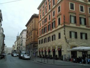 een gebouw in een straat met auto's ernaast bij Hotel Concorde in Rome