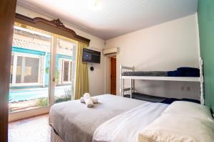 una camera con letto a castello e finestra di Pelotas Bier Hostel a Pelotas