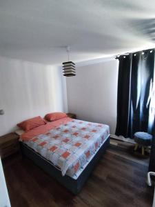 Un dormitorio con una cama con almohadas rojas. en Departamento de 2 dormitorios y 1 baño en Arica