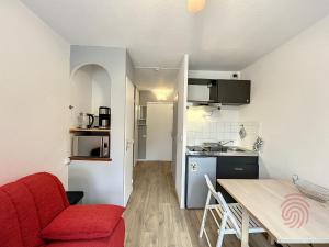 Kuchyňa alebo kuchynka v ubytovaní Appartement F2 avec balcon, proche des Thermes à Lamalou-les-Bains, Animaux Acceptés, Parking Gratuit - FR-1-451-166