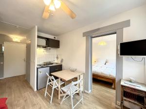 Kuchyňa alebo kuchynka v ubytovaní Appartement F2 avec balcon, proche des Thermes à Lamalou-les-Bains, Animaux Acceptés, Parking Gratuit - FR-1-451-166
