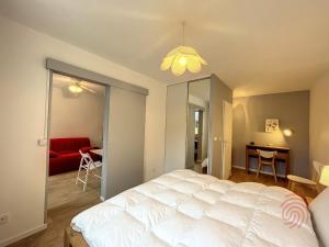 Posteľ alebo postele v izbe v ubytovaní Appartement F2 avec balcon, proche des Thermes à Lamalou-les-Bains, Animaux Acceptés, Parking Gratuit - FR-1-451-166