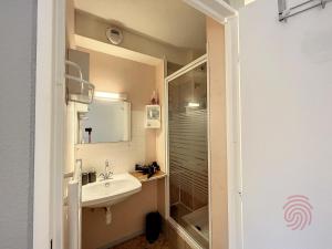 Kúpeľňa v ubytovaní Appartement F2 avec balcon, proche des Thermes à Lamalou-les-Bains, Animaux Acceptés, Parking Gratuit - FR-1-451-166