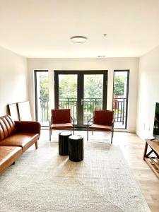 uma sala de estar com um sofá e duas cadeiras em Luxury Furnished Apartment in Heart of Quincy em Quincy