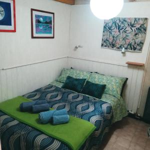 a bedroom with a bed with towels on it at MiDpto2 in San Carlos de Bariloche
