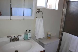 Koupelna v ubytování CASA MARBELLA 4BR 2BA Private Beach-Front Home