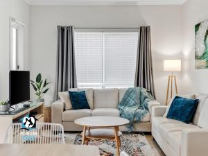 sala de estar con sofá y mesa en 3BR Contemporary Home with Sea Views, en Victor Harbor