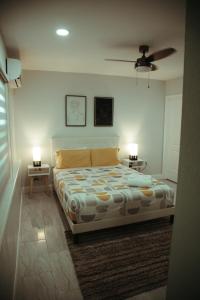 1 dormitorio con 1 cama con 2 lámparas en VillaBella en Fort Myers