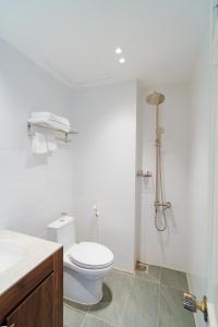 美湫的住宿－CHUONG DUONG HOTEL，白色的浴室设有卫生间和淋浴。