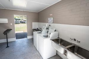 BIG4 Tasman Holiday Parks - Rowes Bay的厨房或小厨房